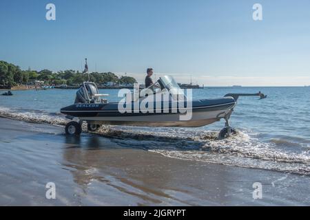 Imbarcazione anfibia Sealegs con sistema anfibio idraulico elettrico che dalla spiaggia entra in mare. Takapuna Beach, Auckland, Nuova Zelanda. Foto Stock