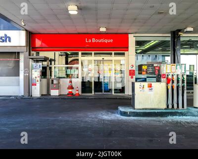 Parigi, Francia, stazione di servizio chiusa, "TotalEnergie Co". Pompe a gas francesi, negozio abbandonato su strada, centro città, stazione di servizio (da allora distrutta) Total Energies Foto Stock