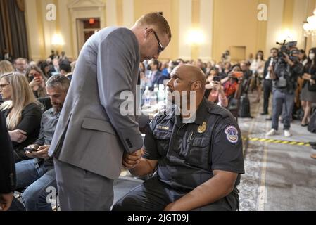 Washington, Stati Uniti. 12th luglio 2022. Stephen Ayres, centro, che è entrato illegalmente nel Campidoglio degli Stati Uniti il 6 gennaio 2021, parla con l'ufficiale della polizia del Campidoglio degli Stati Uniti Harry Dunn a seguito della commissione di selezione della Camera indagando l'attacco del 6 gennaio alla settima udienza pubblica del Campidoglio degli Stati Uniti al Campidoglio degli Stati Uniti a Washington, DC martedì 12 luglio 2022. Foto di Ken Cedeno/UPI Credit: UPI/Alamy Live News Foto Stock