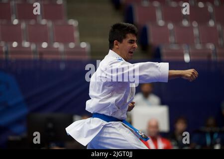 Roman Heydarov dall'Azerbaigian esegue un pugno durante la competizione di Karate con la dimostrazione di Kata ai Giochi del mondo 2022 a Birmingham, Alabama i giochi sono un evento internazionale quadrenniale multi-sport per gli sport non inclusi nei Giochi Olimpici. La città ospitante è Birmingham, Alabama, Stati Uniti. Foto Stock