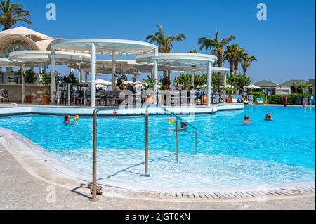 Il Pool Bar al Rodos Palladium, un resort a cinque stelle a Faliraki Beach a Rodi, Grecia Foto Stock