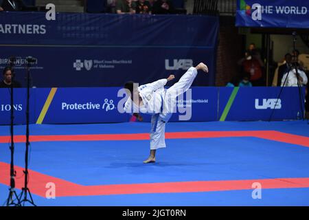 Roman Heydarov dall'Azerbaigian si esibisce in un calcio forte durante la gara di Karate con la dimostrazione di Kata ai World Games 2022 di Birmingham. I giochi sono un evento internazionale quadrenniale multi-sport per gli sport non inclusi nei Giochi Olimpici. La città ospitante è Birmingham, Alabama, Stati Uniti. Foto Stock