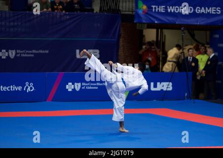 Roman Heydarov dall'Azerbaigian si esibisce in un calcio forte durante la gara di Karate con la dimostrazione di Kata ai World Games 2022 di Birmingham. I giochi sono un evento internazionale quadrenniale multi-sport per gli sport non inclusi nei Giochi Olimpici. La città ospitante è Birmingham, Alabama, Stati Uniti. Foto Stock