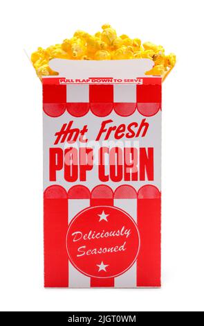 Film retrò completo Popcorn Box Cut out su bianco. Foto Stock