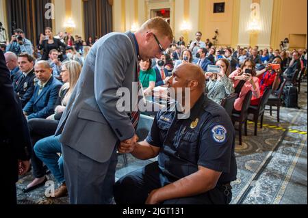 Washington, DC, 12 luglio 2022, Stephen Ayres, A sinistra, che si è dichiarato colpevole di entrare illegalmente nel Campidoglio il 6 gennaio, ha discusso con l'ufficiale della polizia del Campidoglio americano Harry Dunn, a destra, dopo il giorno sette del Comitato di selezione della Camera degli Stati Uniti per indagare sull'attacco del 6th gennaio all'udienza del Campidoglio degli Stati Uniti a Capitol Hill a Washington, DC il 12 luglio 2022. Credito: Rod Lammey/CNP Foto Stock