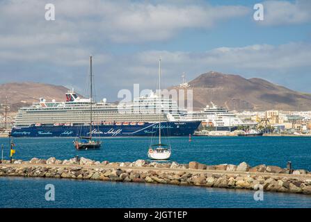 Febbraio 04 2022-immagine del porto dell'isola delle Canarie di Las palmas con navi particolari per l'accordo.in primo piano alcuni turisti stanno navigando indietro dal Th Foto Stock