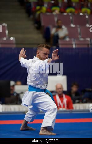 Birmingham, Stati Uniti. 09th luglio 2022. Hector Cencion di Panama si alza con le braccia e le gambe larghe durante la gara di Karate con la dimostrazione di Kata ai World Games 2022 di Birmingham. I giochi sono un evento internazionale quadrenniale multi-sport per gli sport non inclusi nei Giochi Olimpici. La città ospitante è Birmingham, Alabama, Stati Uniti. (Foto di Alexander Bogatirev/SOPA Images/Sipa USA) Credit: Sipa USA/Alamy Live News Foto Stock