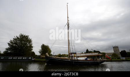 La nave alta Mascotte che fa il relativo senso su il Gloucester al canale di Sharpness in Gloucestershire per il suo rimontaggio di inverno a T.Nielsen e l'azienda i costruttori e Riggers in Gloucester Docks venerdì 15th ottobre 2021. Nielsen si prende cura di Mascotte per molti anni e si presenta ogni anno per il bacino asciutto e per il sondaggio. Sarà a Gloucester fino al marzo 2022. Mascotte è una Bristol Channel Pilot Cutter costruita a Newport nel 1904 ed è la più grande nave sopravvissuta del suo tipo. Il pilota Cutters corse fuori dai porti sul canale di Bristol per incontrare grandi navi e consegnare i piloti a bordo per guidarli in sicurezza in Foto Stock