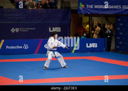 Birmingham, Stati Uniti. 09th luglio 2022. Roman Heydarov dell'Azerbaigian esegue un chop durante la competizione di Karate con la dimostrazione di Kata ai World Games 2022 di Birmingham. I giochi sono un evento internazionale quadrenniale multi-sport per gli sport non inclusi nei Giochi Olimpici. La città ospitante è Birmingham, Alabama, Stati Uniti. (Foto di Alexander Bogatirev/SOPA Images/Sipa USA) Credit: Sipa USA/Alamy Live News Foto Stock