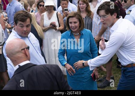 Washington, Stati Uniti. 12th luglio 2022. Il relatore della Casa Nancy Pelosi, D-CA, partecipa al picnic del Congresso sul prato meridionale della Casa Bianca a Washington, DC martedì 12 luglio 2022. Foto di Chris Kleponis/UPI Credit: UPI/Alamy Live News Foto Stock