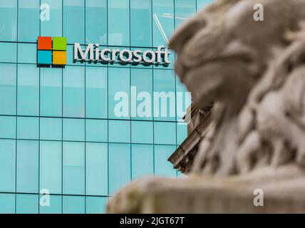 Logo Microsoft Corp. Sul lato del centro commerciale del centro. Il logo Microsoft è visibile sulla facciata del CF Pacific Center nel centro di Vancouver, Canada. Nessuno, Foto Stock