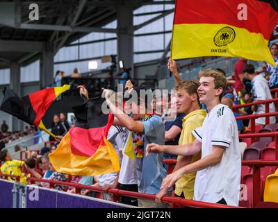 Brentford, Londra, Regno Unito. 12th luglio 2022. Tifosi della Germania durante la partita di football UEFA Womens Euro 2022 tra Germania e Spagna al Brentford Community Stadium di Londra, Inghilterra. (Tatjana Herzberg/Soccerdonna/SPP) Credit: SPP Sport Press Photo. /Alamy Live News Foto Stock