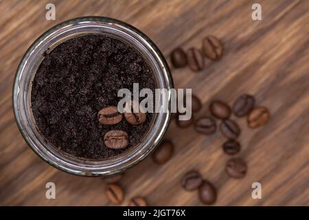 Bar di bella macchia di caffè naturale fatta a mano su uno sfondo di legno marrone Foto Stock