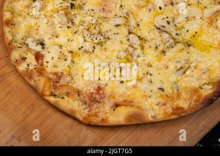 Funghi brasiliani, formaggio e pizza origano, vista dall'alto Foto Stock