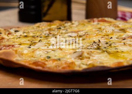 Funghi brasiliani, formaggio e pizza origano, vista dall'alto Foto Stock