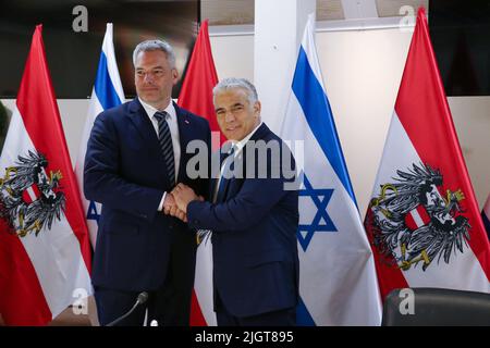 GERUSALEMME, 13 luglio 2022 (Xinhua) -- il Cancelliere austriaco Karl Nehammer (L) e il primo Ministro israeliano Yair Lapid partecipano ad una cerimonia di firma a Gerusalemme il 12 luglio 2022. Martedì Israele e l'Austria hanno firmato un accordo per la creazione di un "partenariato strategico globale" per ampliare la cooperazione in materia di sicurezza. (Shaol Golan/JINI via Xinhua) Foto Stock