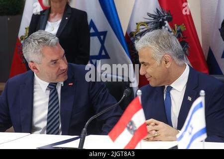 GERUSALEMME, 13 luglio 2022 (Xinhua) -- il Cancelliere austriaco Karl Nehammer (L) e il primo Ministro israeliano Yair Lapid partecipano ad una cerimonia di firma a Gerusalemme il 12 luglio 2022. Martedì Israele e l'Austria hanno firmato un accordo per la creazione di un "partenariato strategico globale" per ampliare la cooperazione in materia di sicurezza. (Shaol Golan/JINI via Xinhua) Foto Stock