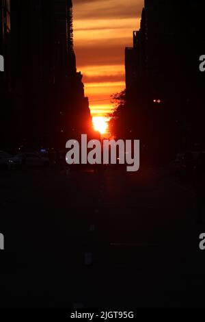 New York, Stati Uniti. 12th luglio 2022. Manhattanhenge tramonto su 23rd strada a Manhattan New York, NY, il 12 luglio 2022. (Foto di Udo Salters photography/Sipa USA) Credit: Sipa USA/Alamy Live News Foto Stock