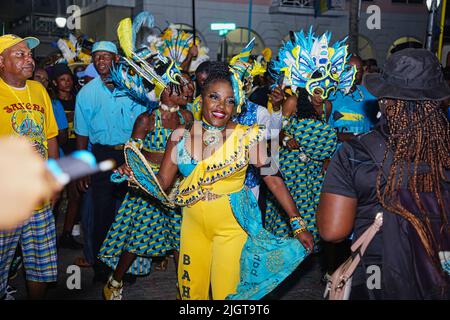 La Parata di Junkanoo Street del 49th giorno dell'Indipendenza a Nassau, le Bahamas Foto Stock