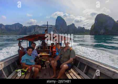 Giro in barca a Ko Khai o Chicken Island al largo della costa di Railay Beach nel Parco Nazionale - PROVINCIA DI KRABI, THAILANDIA Foto Stock
