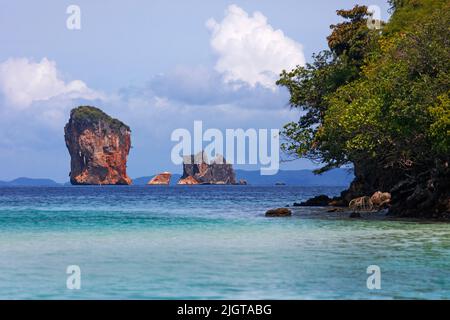 Rocce vicino a Ko Khai o Chicken Island al largo della costa di Railay Beach nel Parco Nazionale - PROVINCIA DI KRABI, THAILANDIA Foto Stock