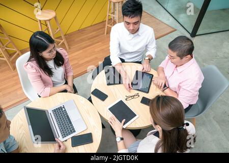 Persone aziendali con tablet digitali, smartphone e notebook sul tavolo. Vista ravvicinata. Foto Stock