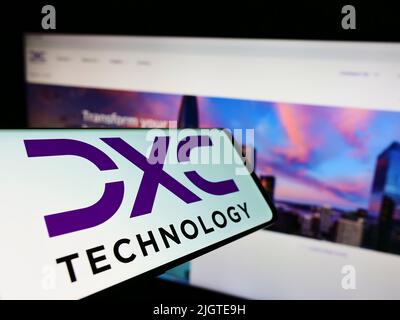 Cellulare con logo della società di consulenza IT statunitense DXC Technology Company sullo schermo di fronte al sito web aziendale. Concentrarsi sul centro del display del telefono. Foto Stock