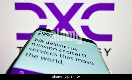 Telefono cellulare con sito web della società di consulenza IT americana DXC Technology Company sullo schermo di fronte al logo. Mettere a fuoco sulla parte superiore sinistra del display del telefono. Foto Stock