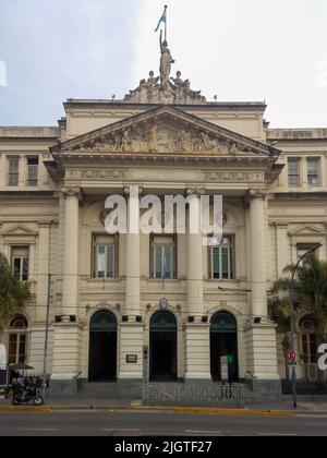 Facciata della Facoltà di Economia, Università di Buenos Aires UBA. Argentina. Edificio pubblico in stile architettonico eclettico risalente al 1908. Foto Stock