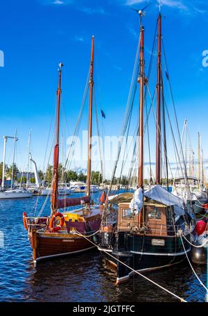 Greifswald, Germania. 10th luglio 2022. Barche a vela a due alberi sono ormeggiate nel porto del museo sul fiume Ryck. Circa 50 navi tradizionali e barche a vela storiche hanno trovato il loro posto nella banchina operata dall'associazione Museumshafen Greifswald. Credit: Jens Büttner/dpa/Alamy Live News Foto Stock