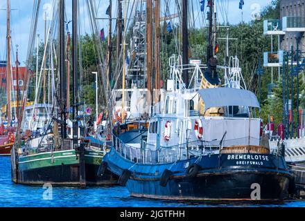 Greifswald, Germania. 10th luglio 2022. Il battello pilota di trasferimento 'Bremerlotte', costruito ad Amburgo nel 1956, è ormeggiato nel porto dei musei. Circa 50 velieri storici, pescherecci da traino e navi pilota sono ormeggiate nel porto del museo sul fiume Ryck. Nella banchina operata dall'associazione Museumshafen Greifswald le navi sono restaurate e preparate per crociere ospiti. Credit: Jens Büttner/dpa/Alamy Live News Foto Stock