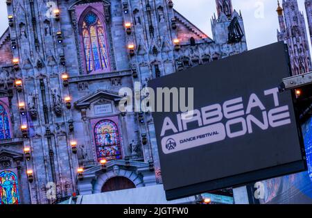 Neustadt Glewe, Germania. 07th luglio 2022. Gli spettatori festeggiano all'electro festival 'Airbeat One'. Fino a 65.000 appassionati di musica sono attesi al più grande festival di musica elettronica del nord. Su uno dei più grandi palcoscenici d'Europa, con una larghezza di 160 metri e un'altezza di 44 metri, oltre a diversi palcoscenici laterali, oltre 300 artisti suoneranno fino al 10.07.2022. Credit: Jens Büttner/dpa/Alamy Live News Foto Stock