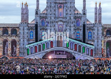 Neustadt Glewe, Germania. 07th luglio 2022. Gli spettatori festeggiano all'electro festival 'Airbeat One'. Fino a 65.000 appassionati di musica sono attesi al più grande festival di musica elettronica del nord. Su uno dei più grandi palcoscenici d'Europa, con una larghezza di 160 metri e un'altezza di 44 metri, oltre a diversi palcoscenici laterali, oltre 300 artisti suoneranno fino al 10.07.2022. Credit: Jens Büttner/dpa/Alamy Live News Foto Stock