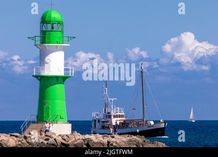 Rostock, Germania. 02nd luglio 2022. Il faro occidentale sulla frangiflutti all'entrata del porto di Rostock. Credit: Jens Büttner/dpa/Alamy Live News Foto Stock