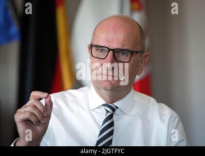 Potsdam, Germania. 12th luglio 2022. Dietmar Woidke (SPD), Ministro Presidente del Brandeburgo, parla durante un'intervista con i redattori del dpa nel suo ufficio presso la Cancelleria di Stato. Credit: Soeren Stache/dpa/Alamy Live News Foto Stock