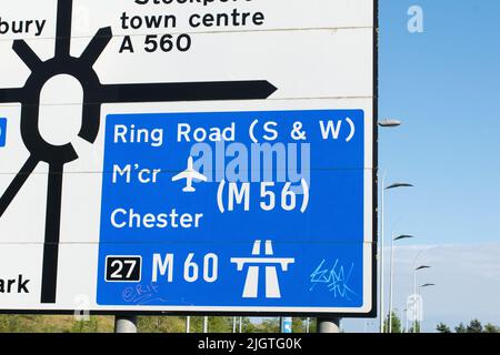 Indicazioni per l'aeroporto di Manchester. Rotatoria per l'autostrada M60 e la tangenziale Foto Stock