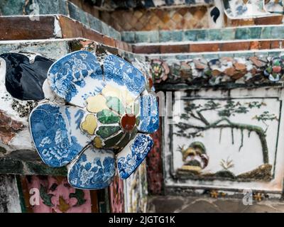 Piastrelle in ceramica e dettagli in gres decorati sul tempio di Wat Arun. Tempio di Dawn. Foto Stock