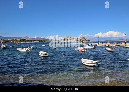 CORFÙ, CORFU, GRECIA - 13 SETTEMBRE 2017 barche da pesca locali ormeggiate al porto di Corfù Foto Stock