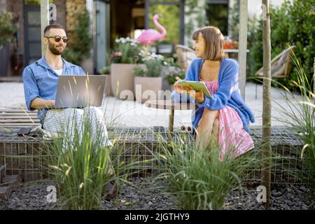 Lavoro di coppia sui gadget in giardino Foto Stock