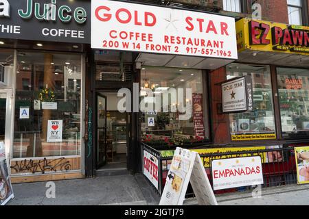 Il Gold Star Coffee Restaurant è un'oasi di pace e di vicinato in una zona trafficata di West 14th Street a Manhattan. Foto Stock