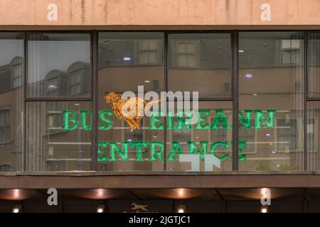 Logo Bus Éireann all'ingresso di Busáras. Dublino, Irlanda. Foto Stock