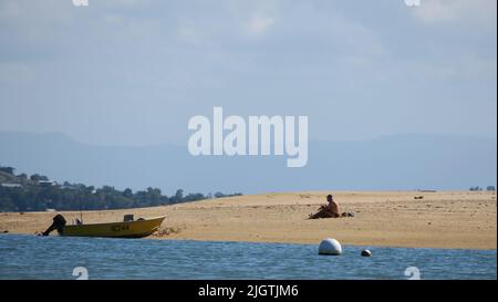 Dunk Island, Queensland, Australia . Una volta una popolare località turistica che è stata gravemente danneggiata da un ciclone nel 2011, Dunk è stato recentemente venduto. Luglio 2022 Foto Stock