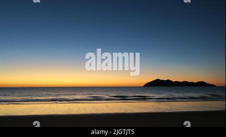 Dunk Island, Queensland, Australia . Una volta una popolare località turistica che è stata gravemente danneggiata da un ciclone nel 2011, Dunk è stato recentemente venduto. Luglio 2022 Foto Stock