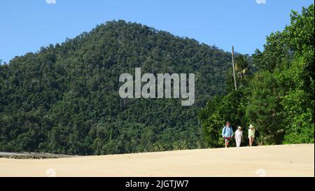 Dunk Island, Queensland, Australia . Una volta una popolare località turistica che è stata gravemente danneggiata da un ciclone nel 2011, Dunk è stato recentemente venduto. Luglio 2022 Foto Stock