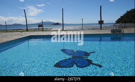 Dunk Island, Queensland, Australia . Una volta una popolare località turistica che è stata gravemente danneggiata da un ciclone nel 2011, Dunk è stato recentemente venduto. Luglio 2022 Foto Stock