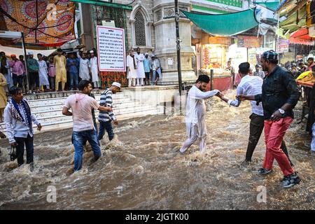 Ajmer, India. 12th luglio 2022. Le piogge pesanti nel distretto di Ajmer del Rajasthan hanno portato al waterlogging nella zona di Dargah e hanno causato la rottura nella vita della gente comune in Ajmer. (Foto di Shaukat Ahmed/Pacific Press) Credit: Pacific Press Media Production Corp./Alamy Live News Foto Stock