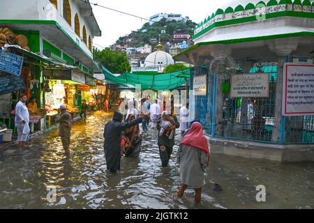 Ajmer, India. 12th luglio 2022. Le piogge pesanti nel distretto di Ajmer del Rajasthan hanno portato al waterlogging nella zona di Dargah e hanno causato la rottura nella vita della gente comune in Ajmer. (Foto di Shaukat Ahmed/Pacific Press) Credit: Pacific Press Media Production Corp./Alamy Live News Foto Stock