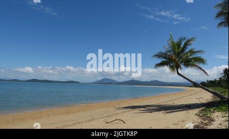 Dunk Island, Queensland, Australia . Una volta una popolare località turistica che è stata gravemente danneggiata da un ciclone nel 2011, Dunk è stato recentemente venduto. Luglio 2022 Foto Stock