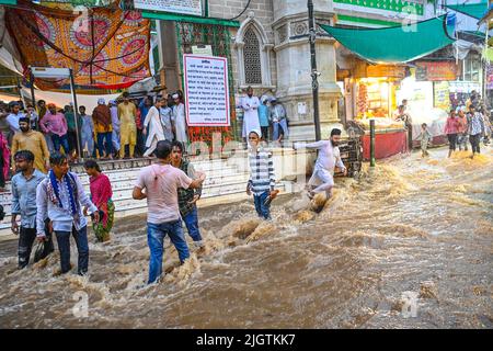 Ajmer, Rajasthan, India. 12th luglio 2022. Le piogge pesanti nel distretto di Ajmer del Rajasthan hanno portato al waterlogging nella zona di Dargah e hanno causato la rottura nella vita della gente comune in Ajmer. (Credit Image: © Shaukat Ahmed/Pacific Press via ZUMA Press Wire) Foto Stock