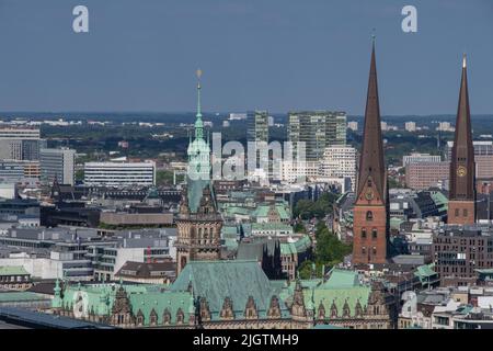 Amburgo, Germania 22 giugno 2022, la vista dall'alto del municipio di Amburgo Foto Stock